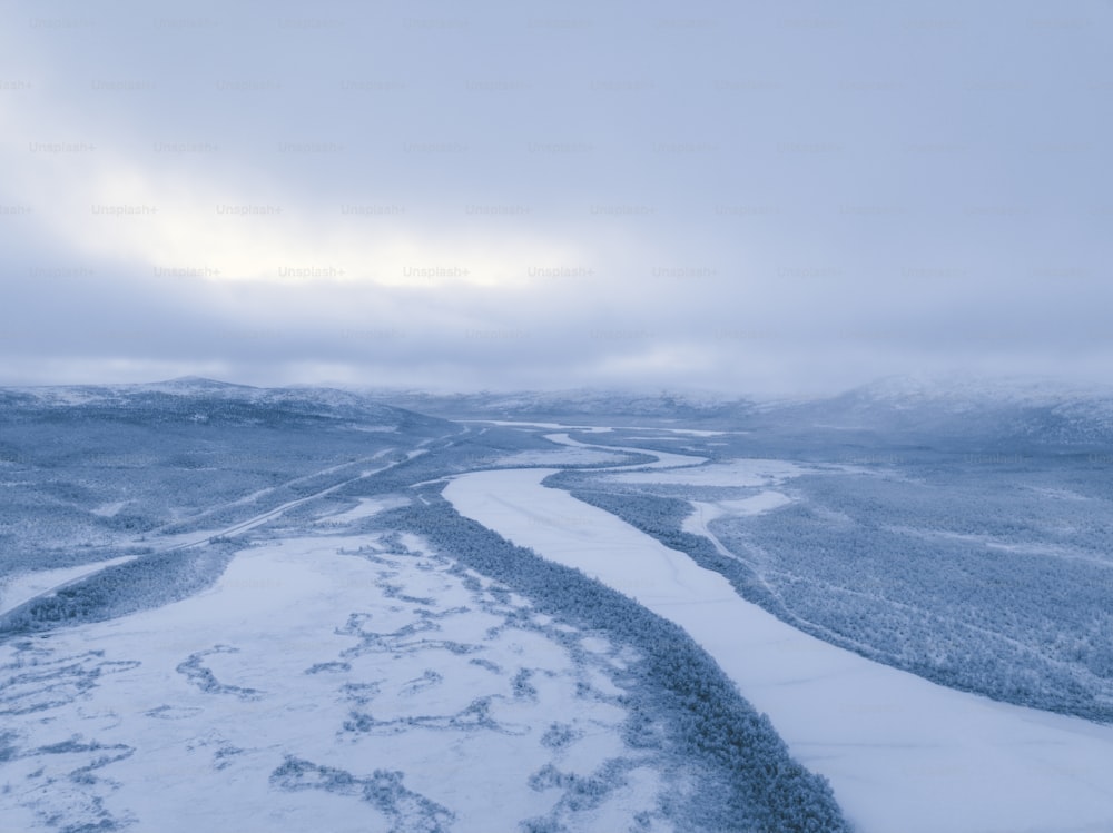 um rio que atravessa uma paisagem coberta de neve