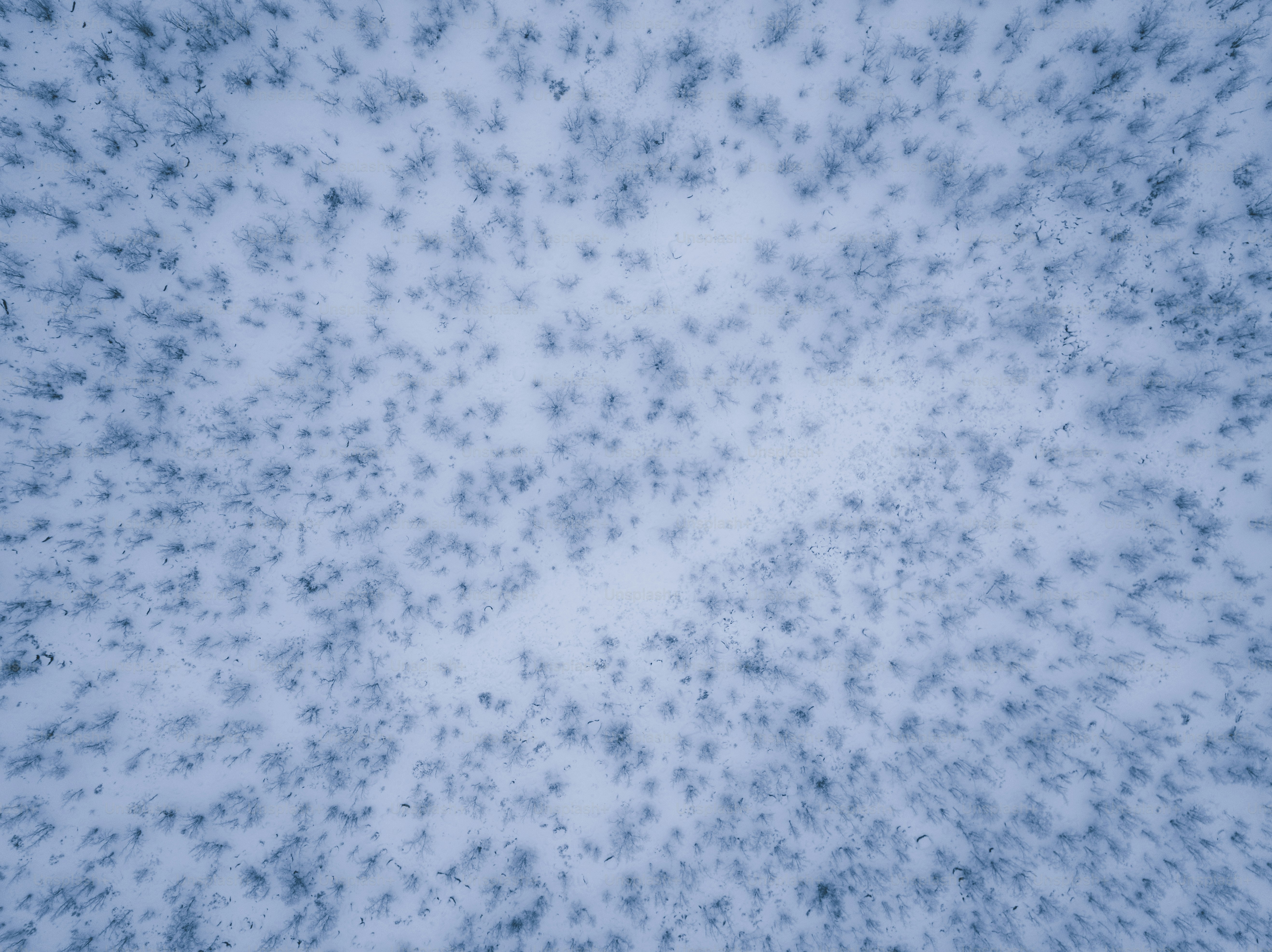 Ein sehr bewölkter Himmel mit einigen Wolken darin