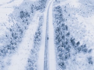 uma vista aérea de uma estrada coberta de neve