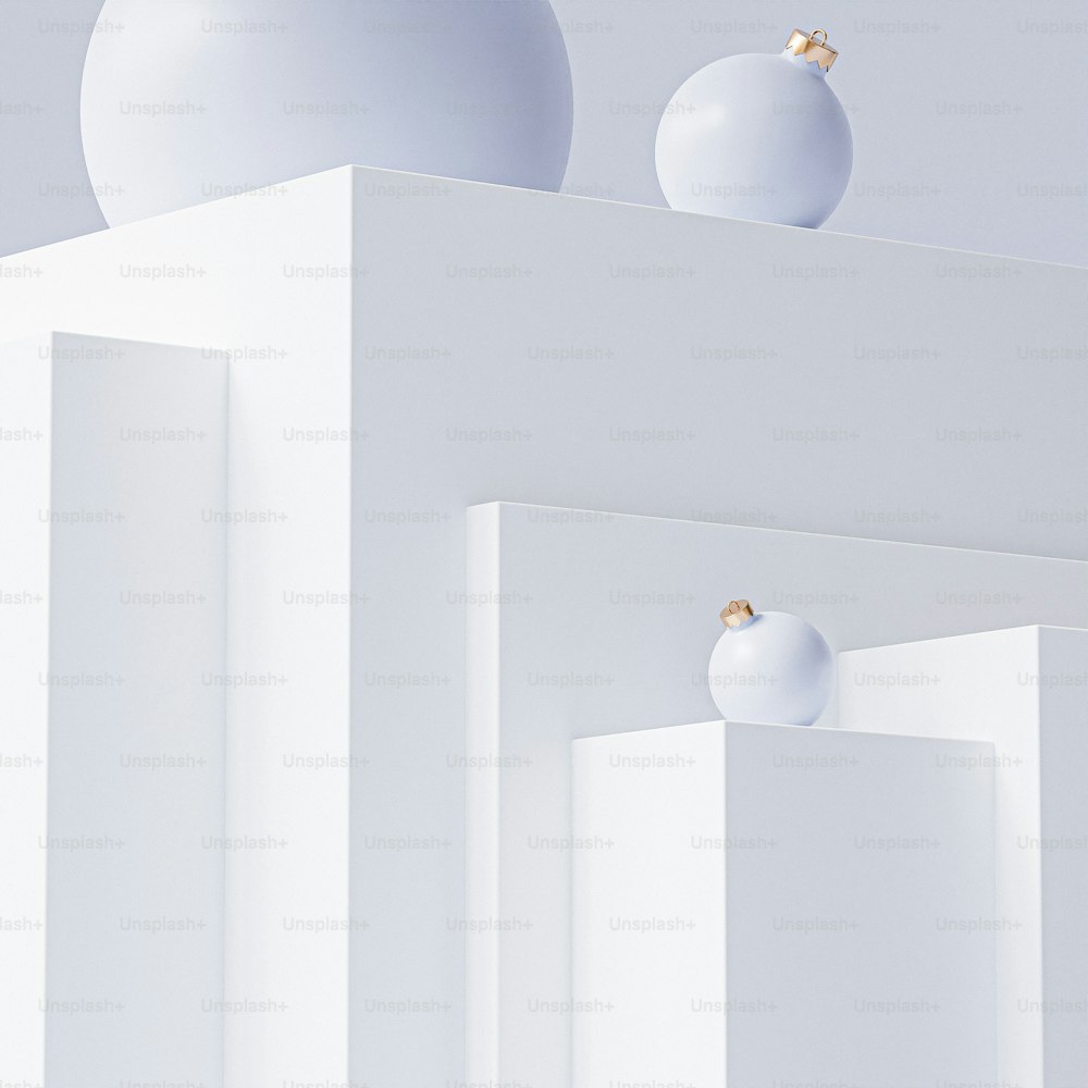 Dos bolas blancas están en la parte superior de una estructura blanca