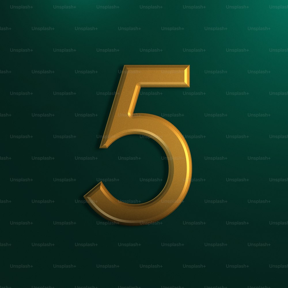 Le chiffre cinq en or sur fond vert