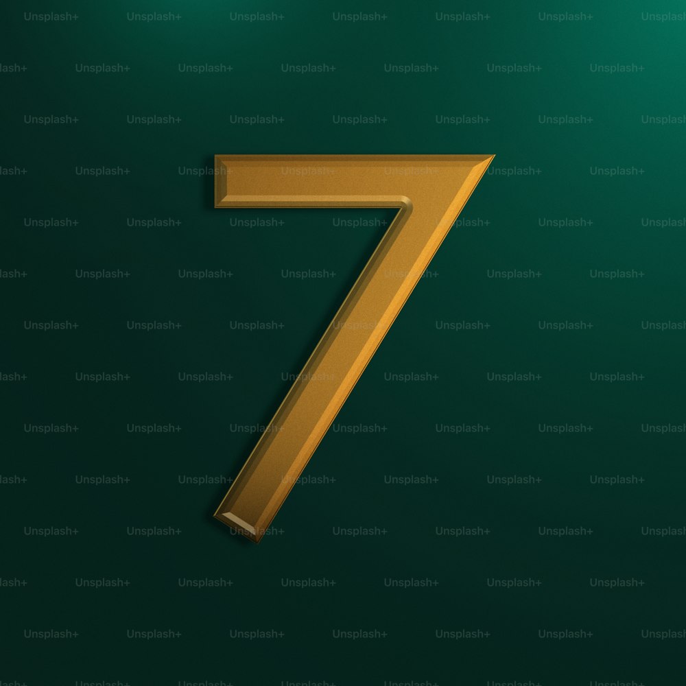 Eine goldene Zahl Sieben auf grünem Hintergrund