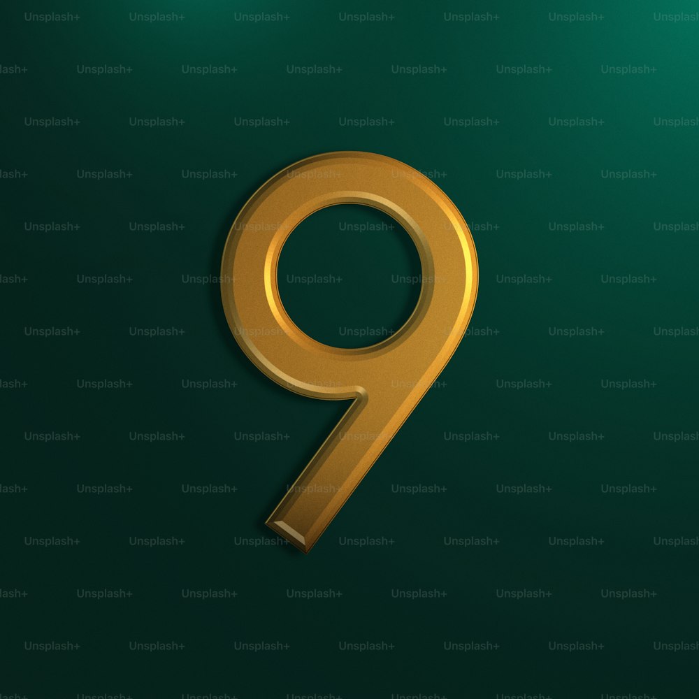 Un número nueve dorado sobre fondo verde