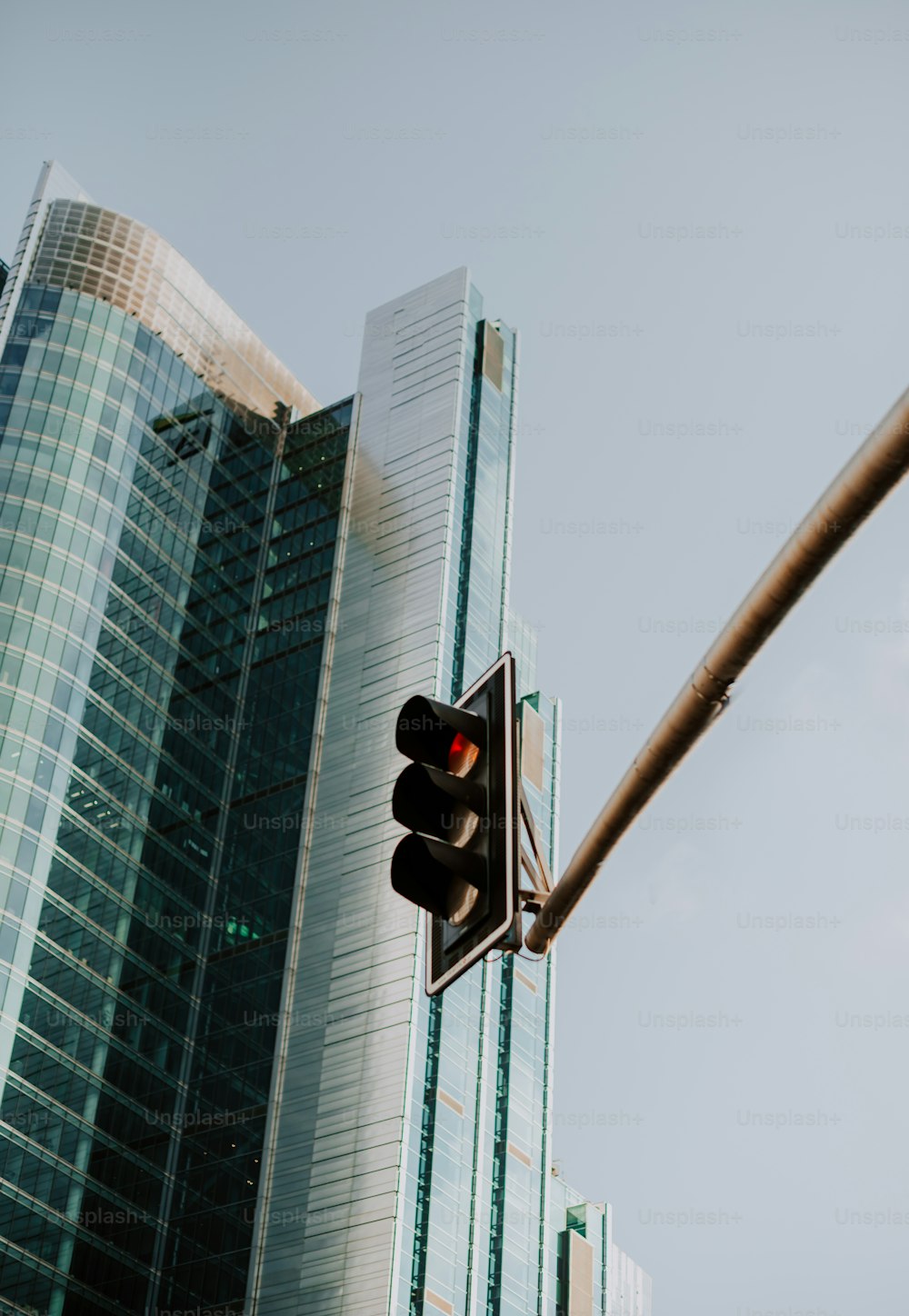um semáforo em frente a um prédio alto