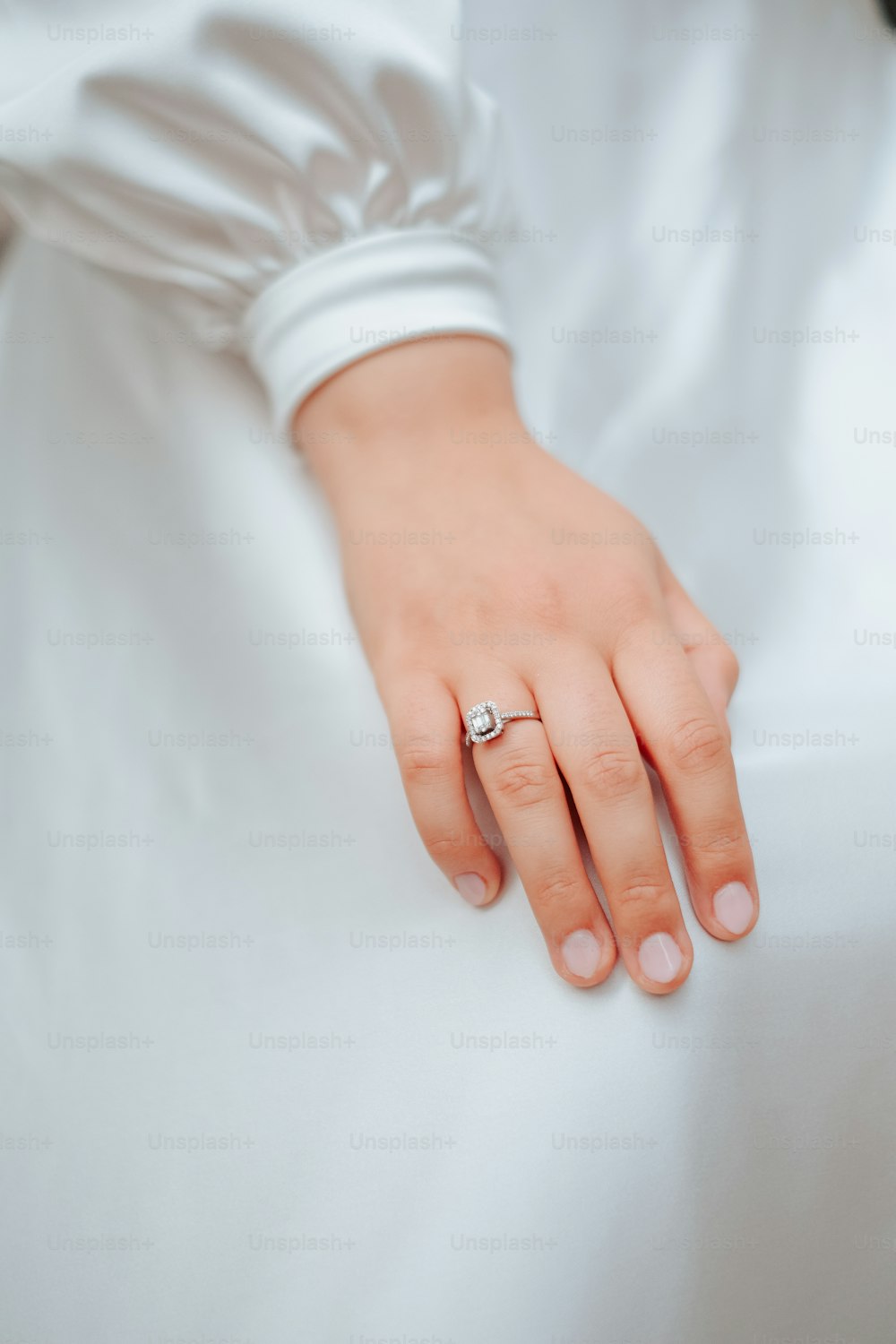 una mano di donna con un anello su di esso
