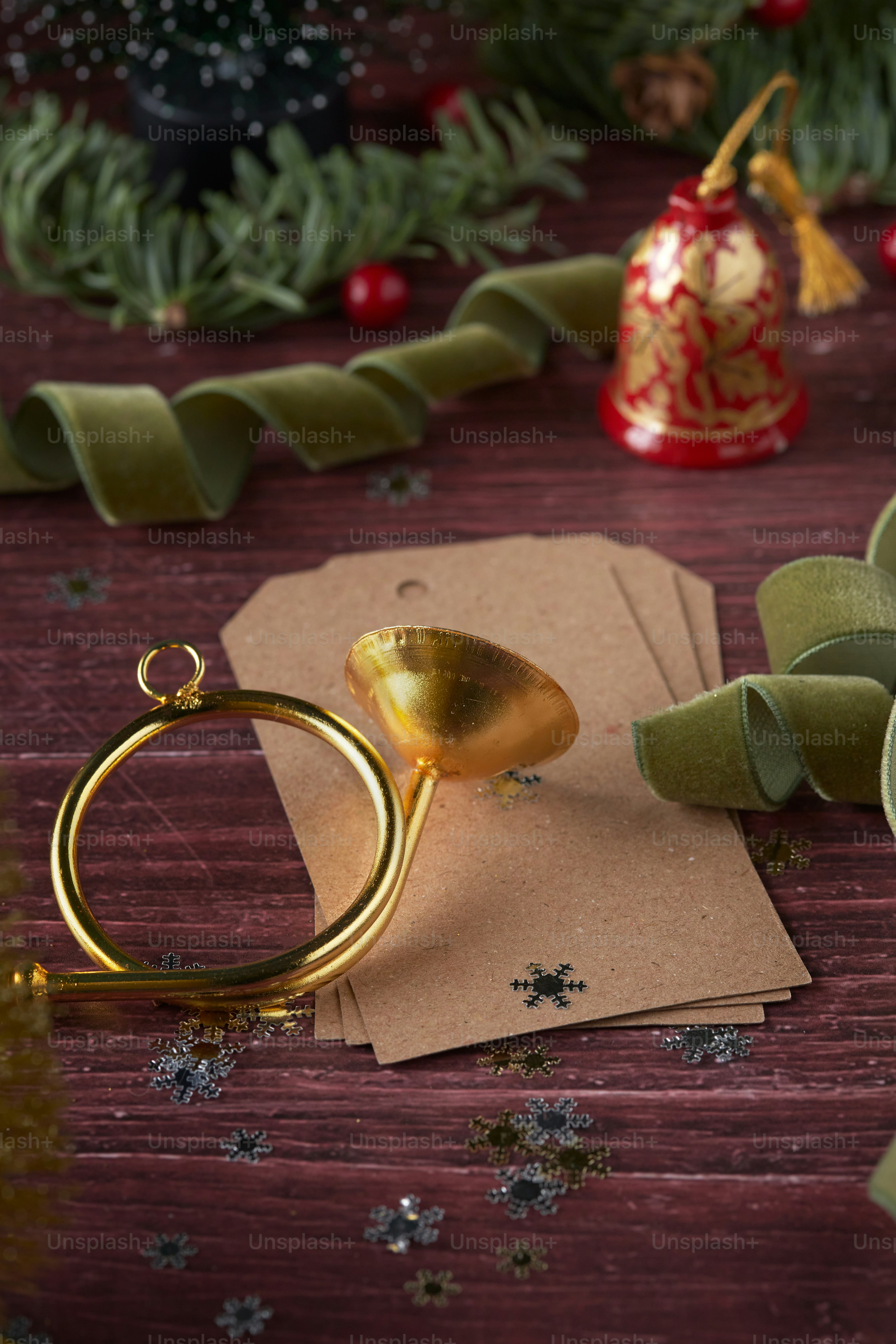 Un anillo de oro encima de un pedazo de papel