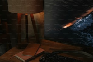 un bureau avec un ordinateur et une chaise avec vue sur la terre