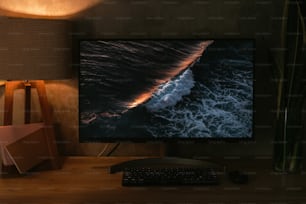 un monitor de computadora y un teclado en un escritorio