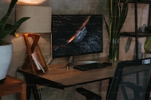 una scrivania con TV e telecomando su di esso