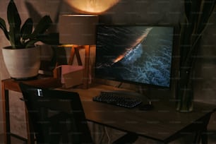 un ordinateur sur un bureau