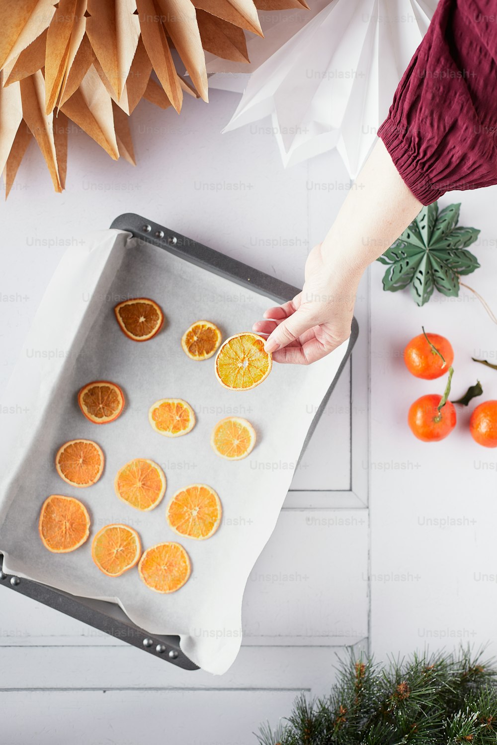 une personne coupant un fruit