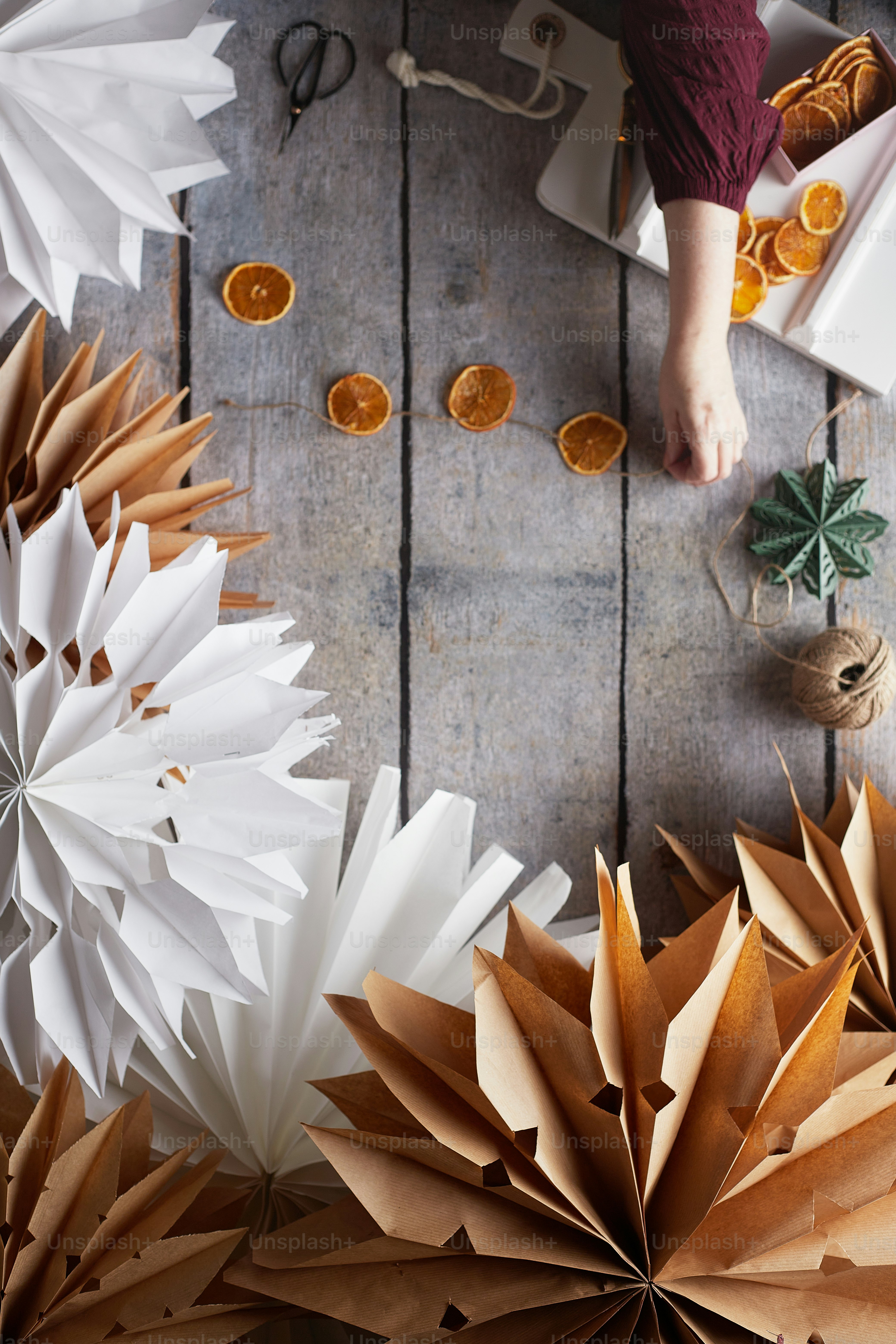 uma mesa coberta com flores de papel e tesoura