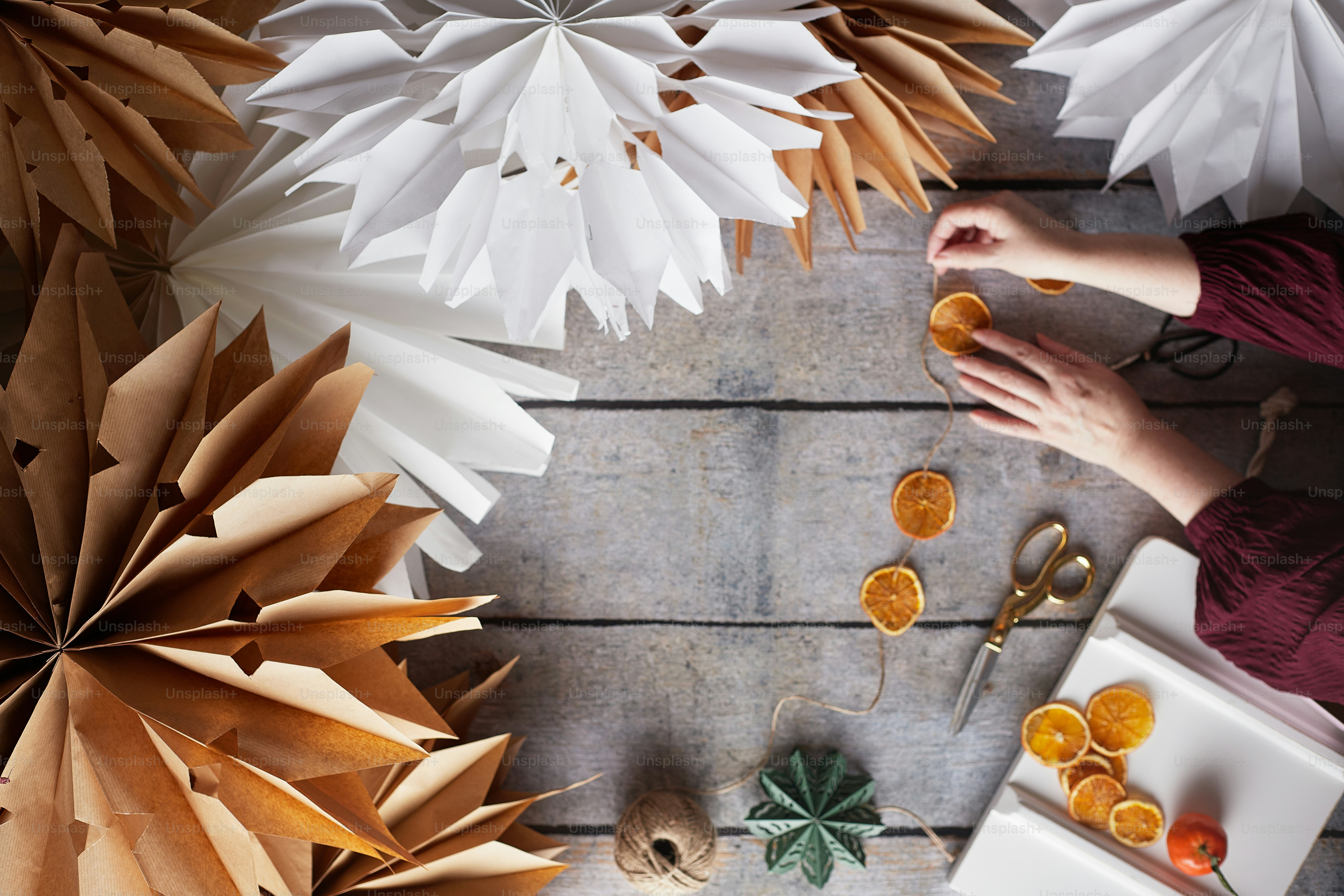 食べ物と人がいるテーブル