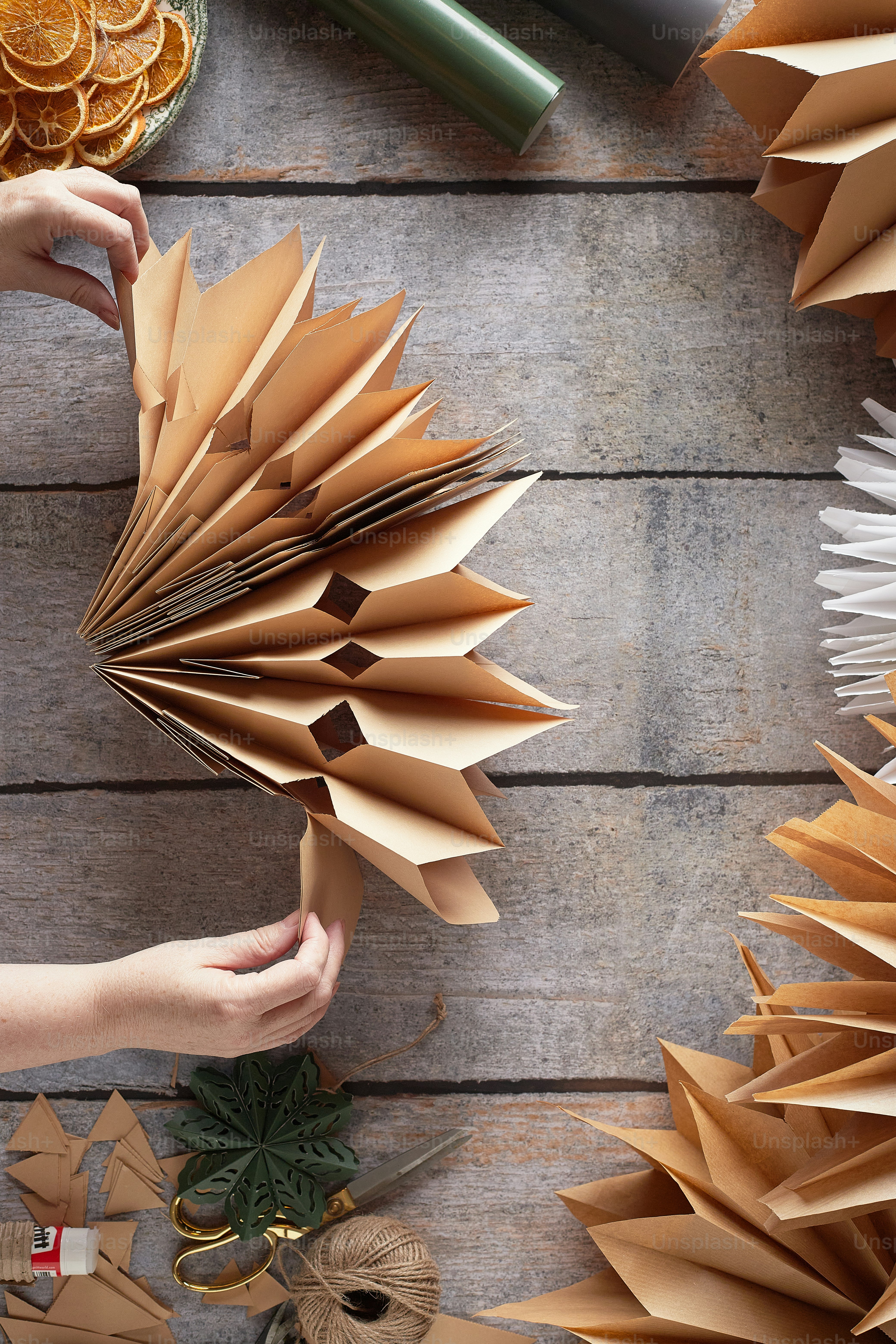 Una mano sosteniendo un montón de casas de pan de jengibre
