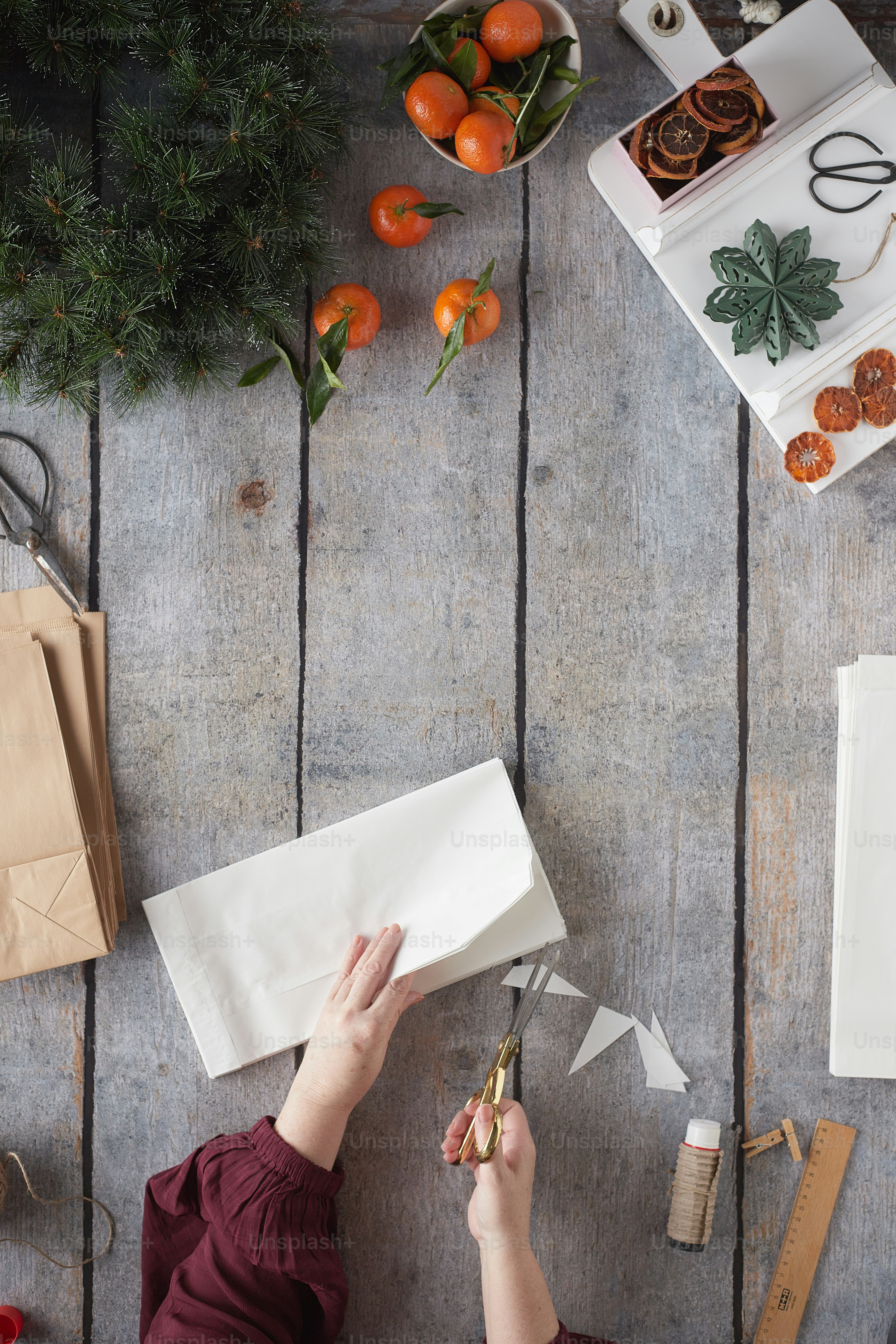 una persona que sostiene un papel