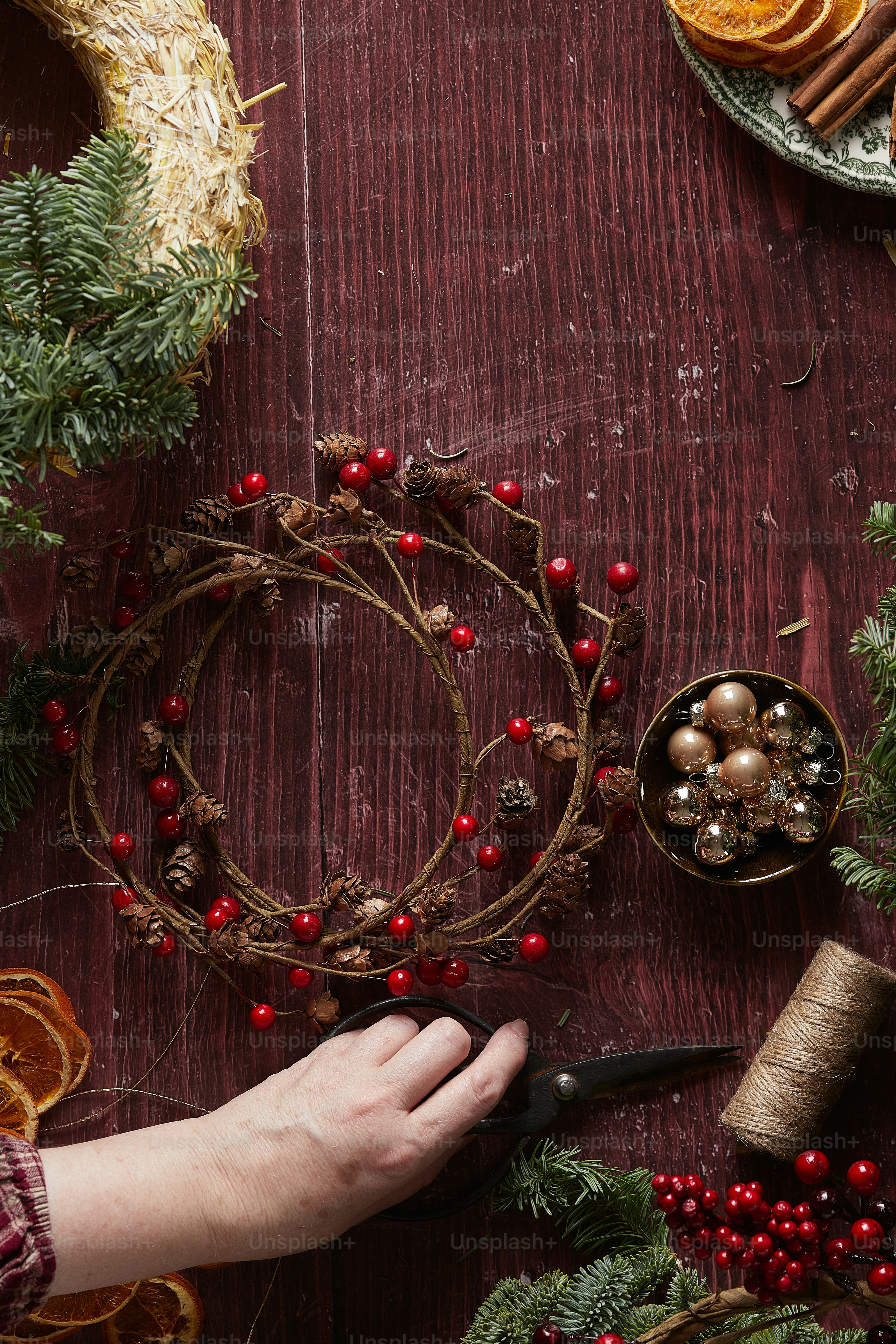 una mano sosteniendo un árbol decorado