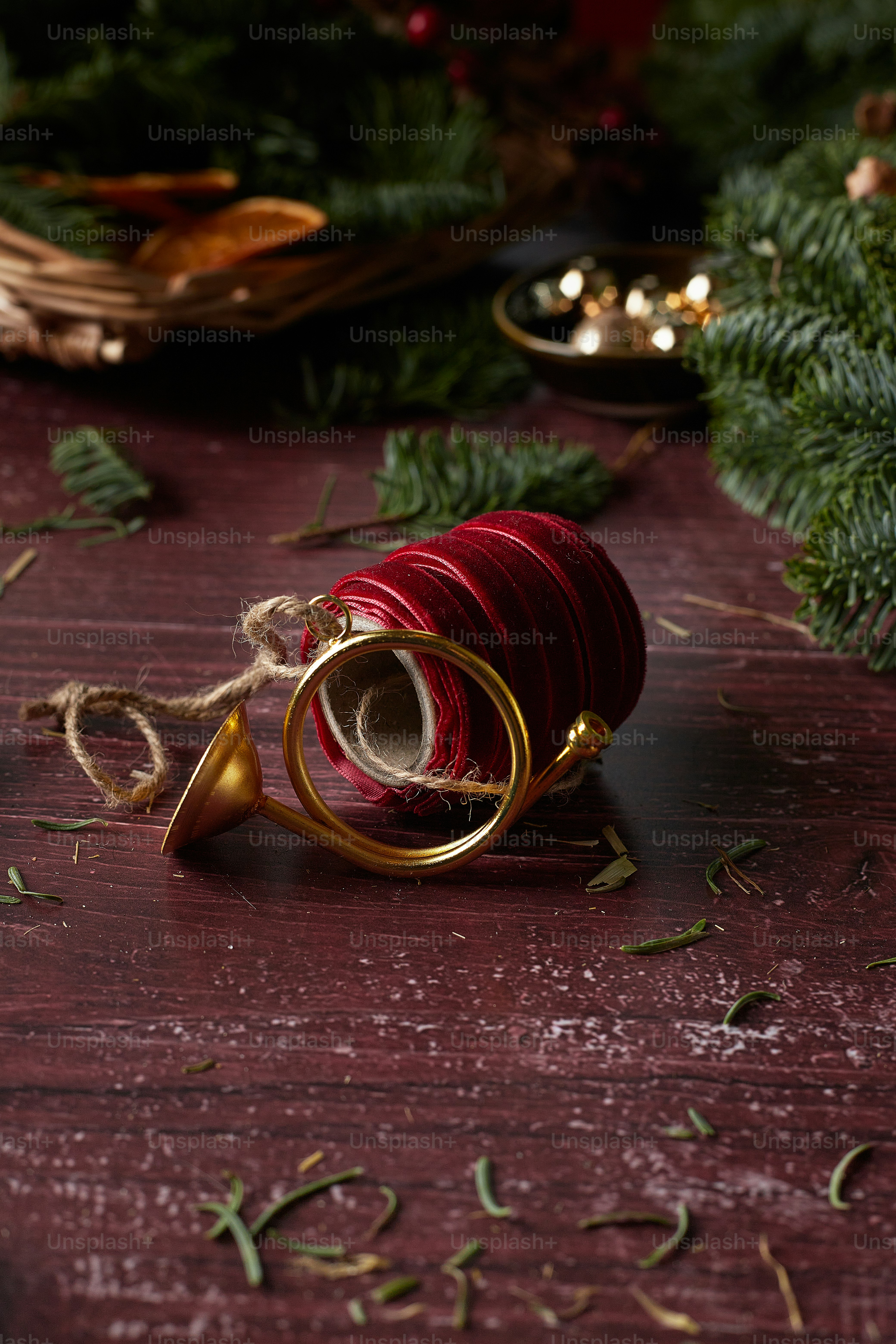 Un anillo de oro sobre una superficie roja foto – Imagen de Navidad en  Unsplash, image size:3000x4500