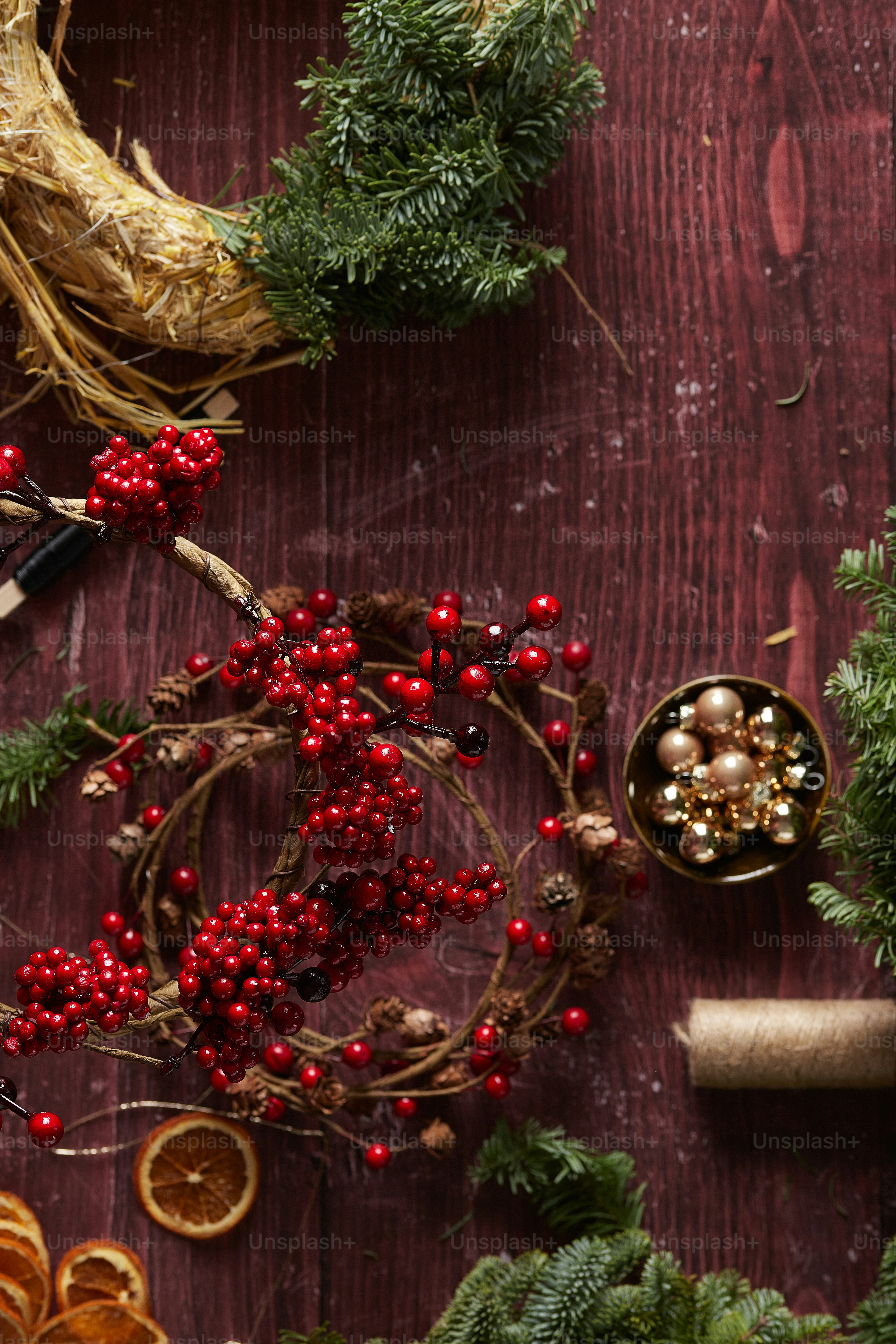 uma coroa de flores em uma superfície de madeira