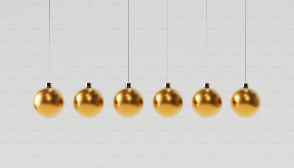 um grupo de bolas de ouro penduradas em uma linha