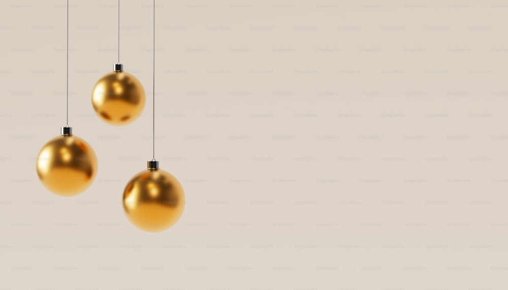 três bolas de ouro brilhantes penduradas em uma corda
