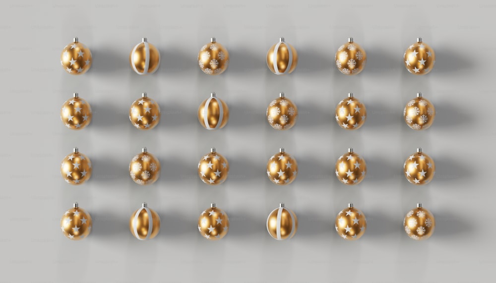 Ein Set von zwölf goldenen Weihnachtsornamenten