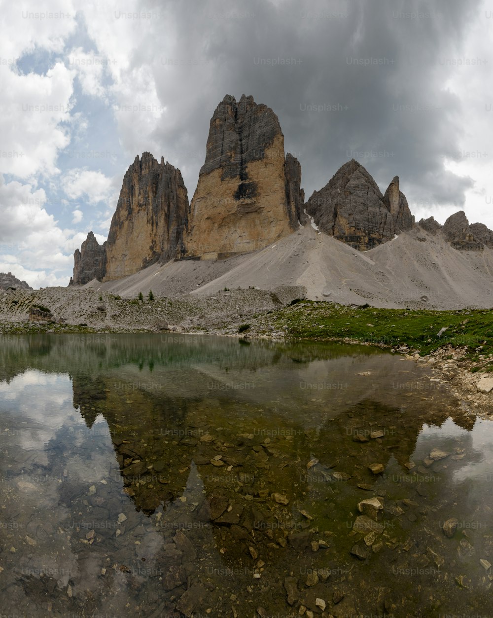 Uno specchio d'acqua con una montagna rocciosa sullo sfondo