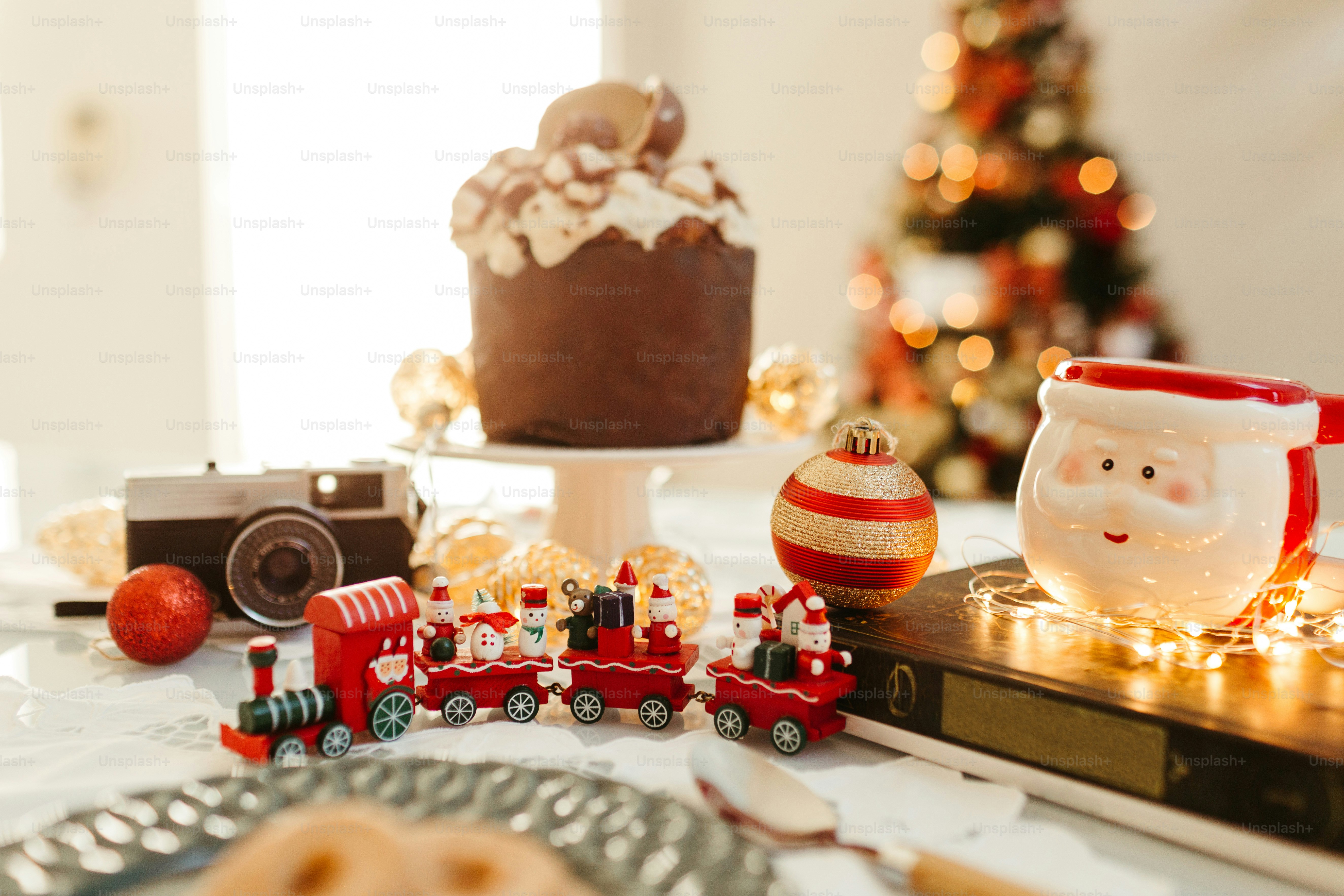 Una casa de pan de jengibre con un árbol y juguetes