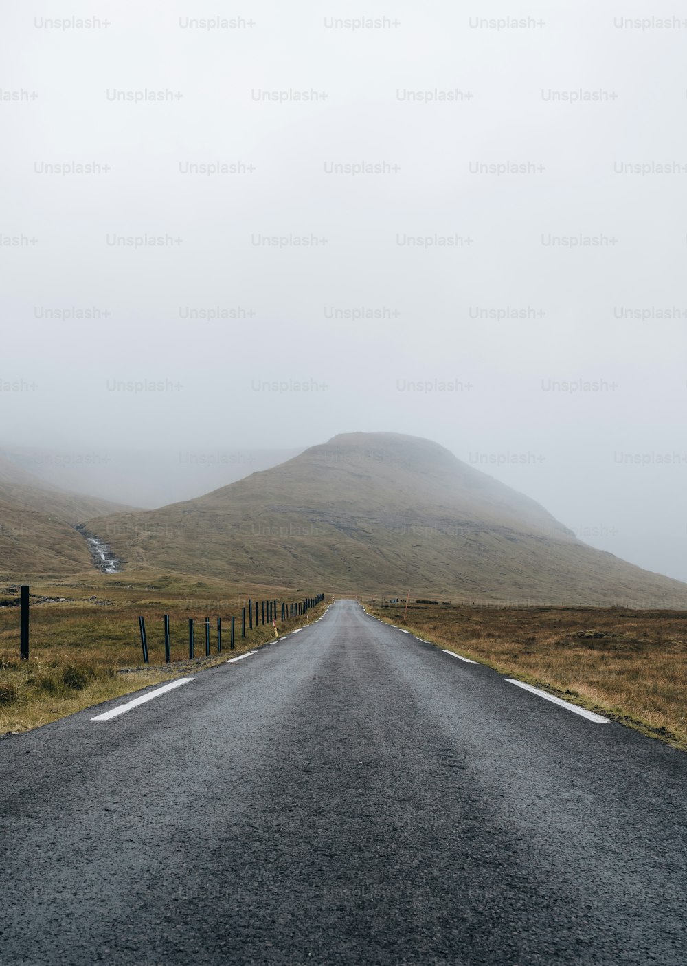 uma estrada que leva a uma montanha