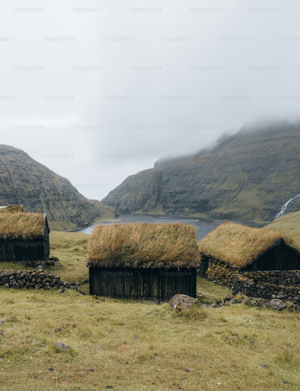 un groupe de huttes dans un champ