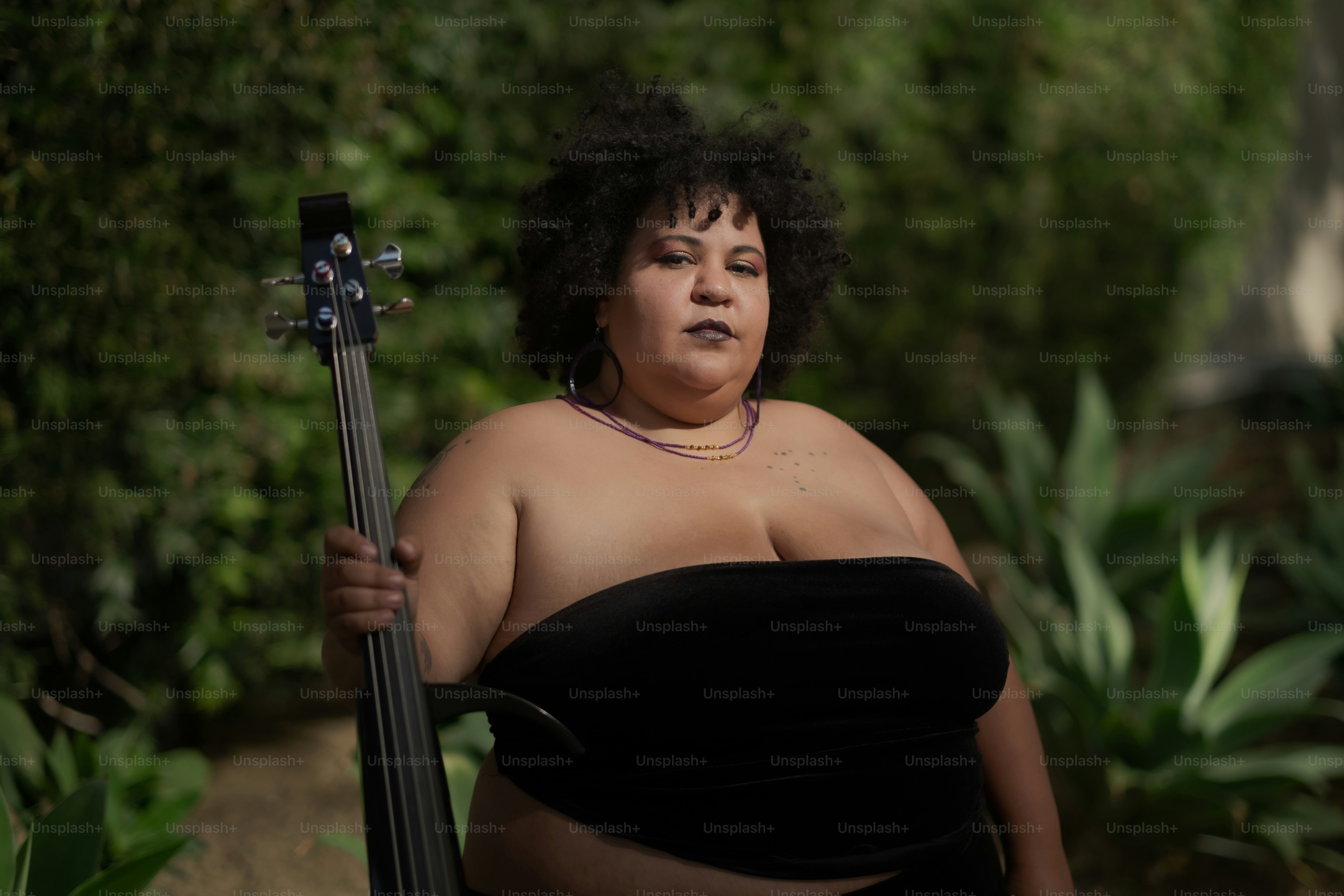 Eine Frau mit einer Waffe