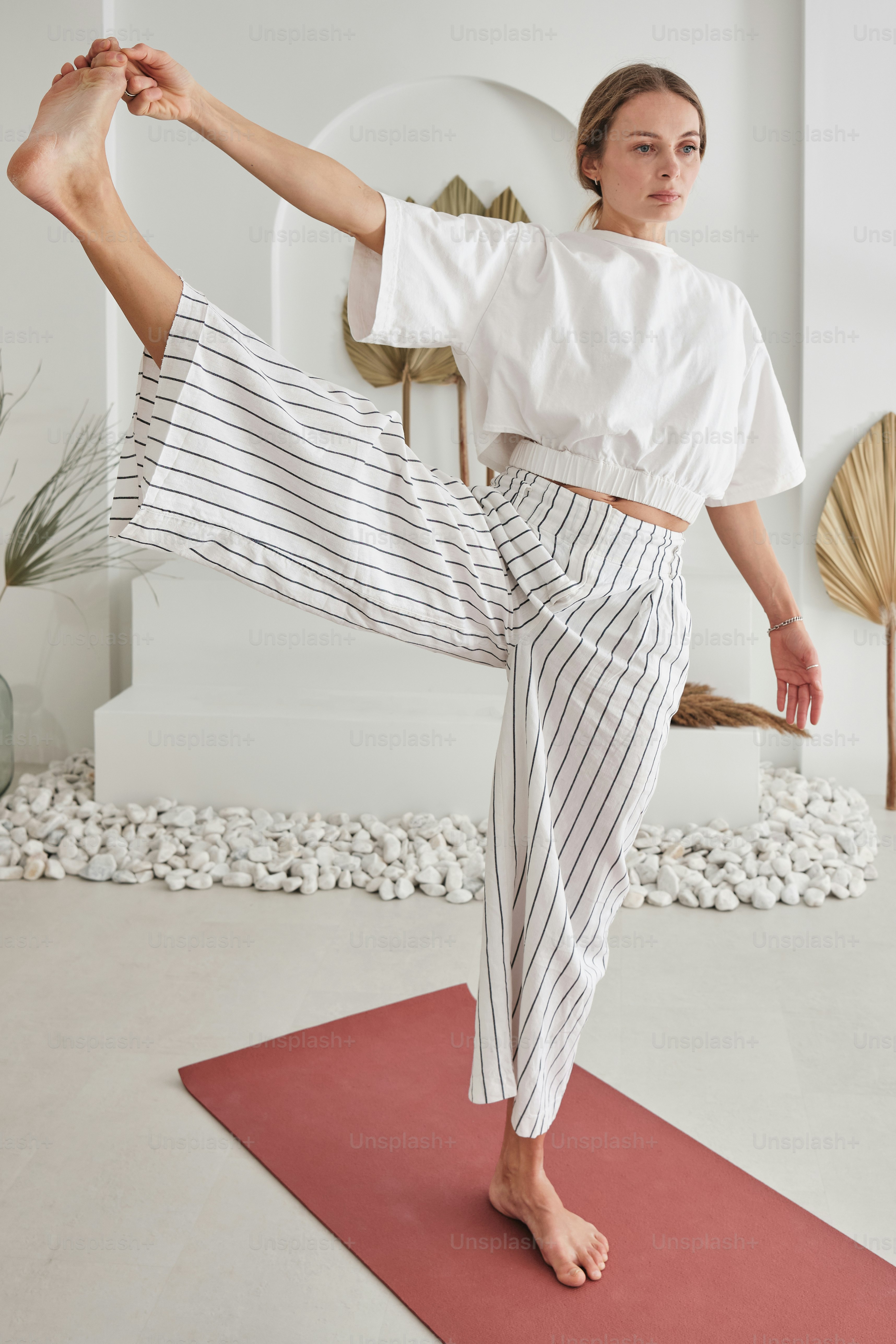 una persona in un vestito bianco