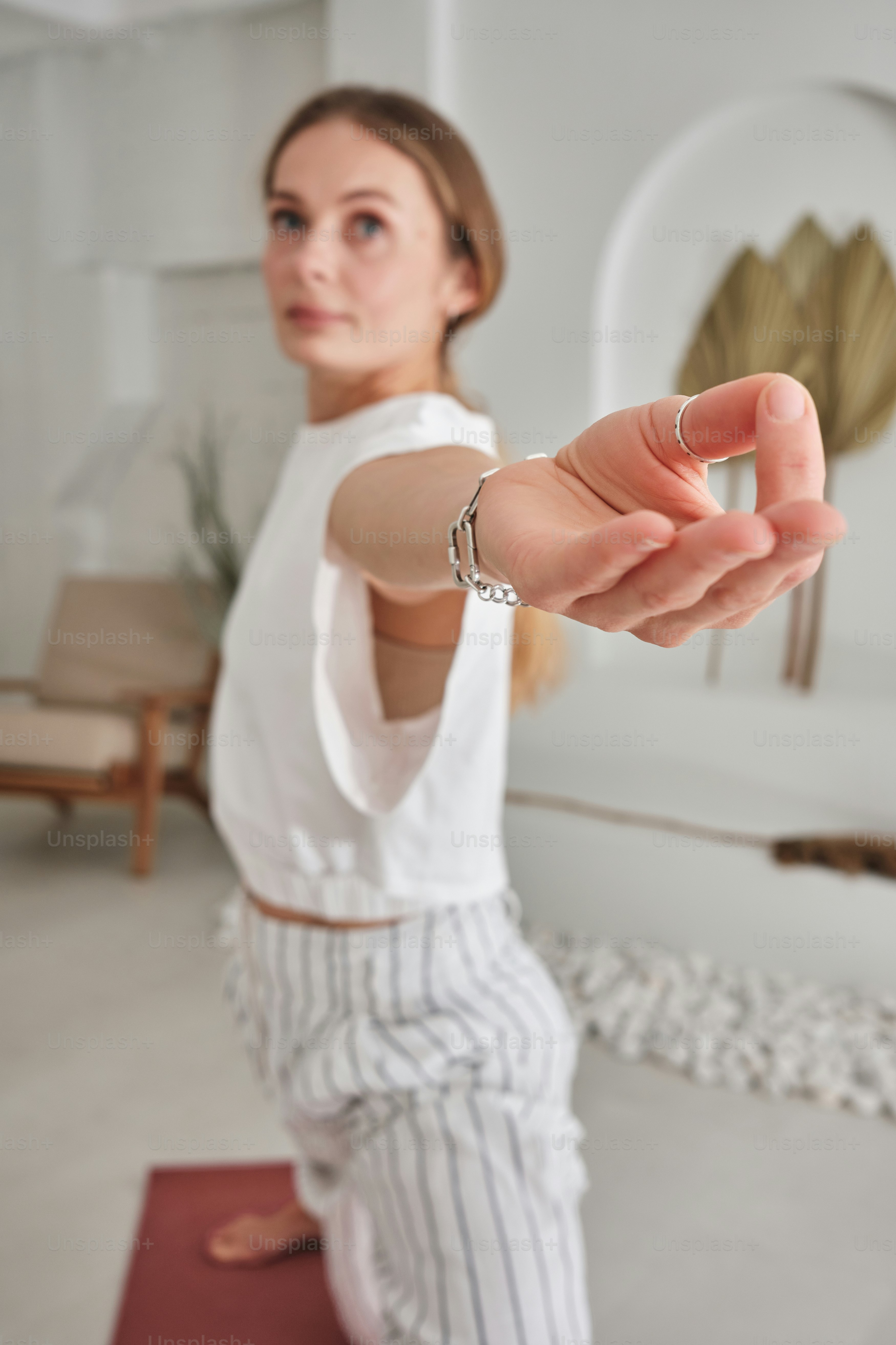 Eine Frau im weißen Kleid