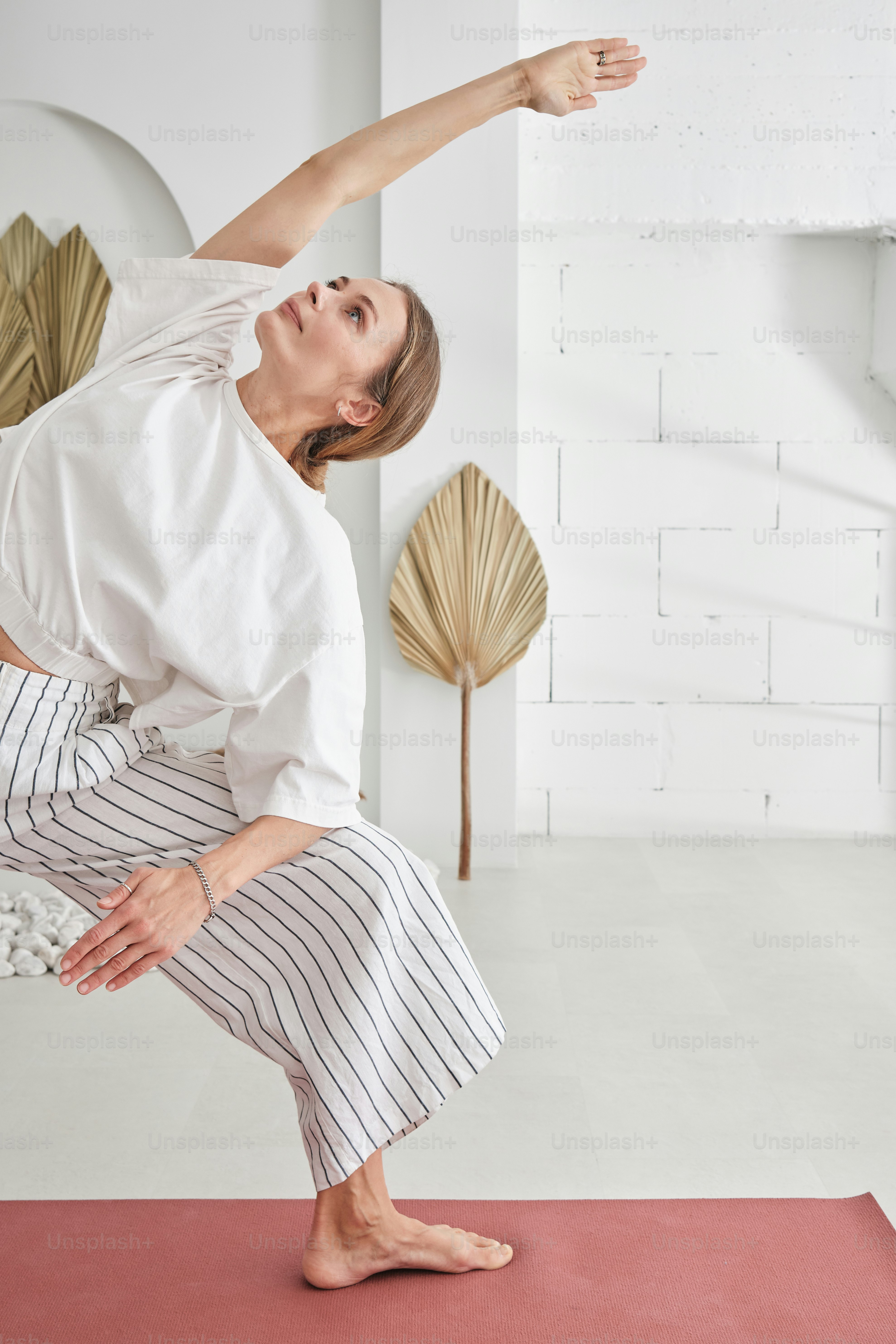 eine Person, die einen Handstand macht