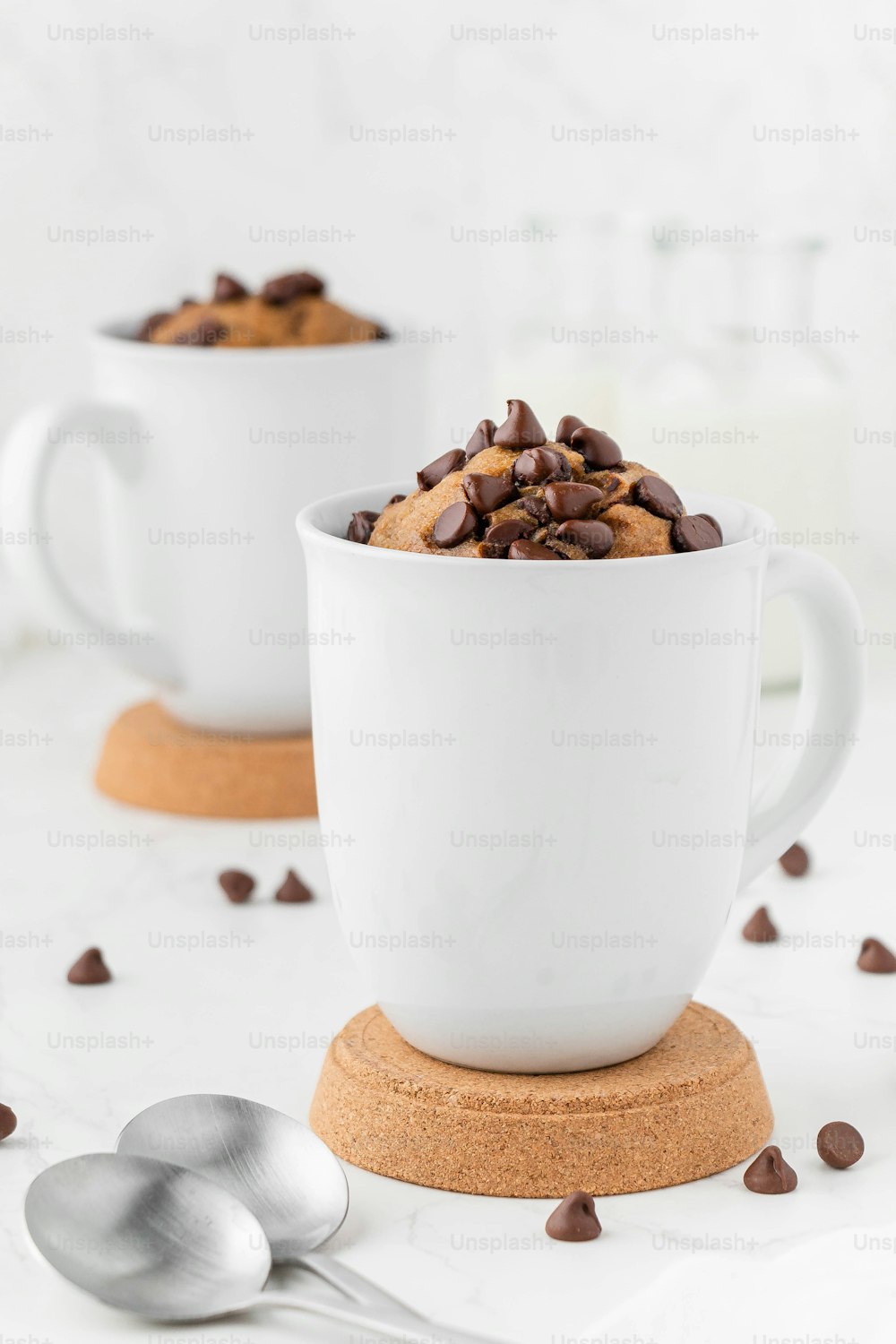 une tasse de café avec des grains de café