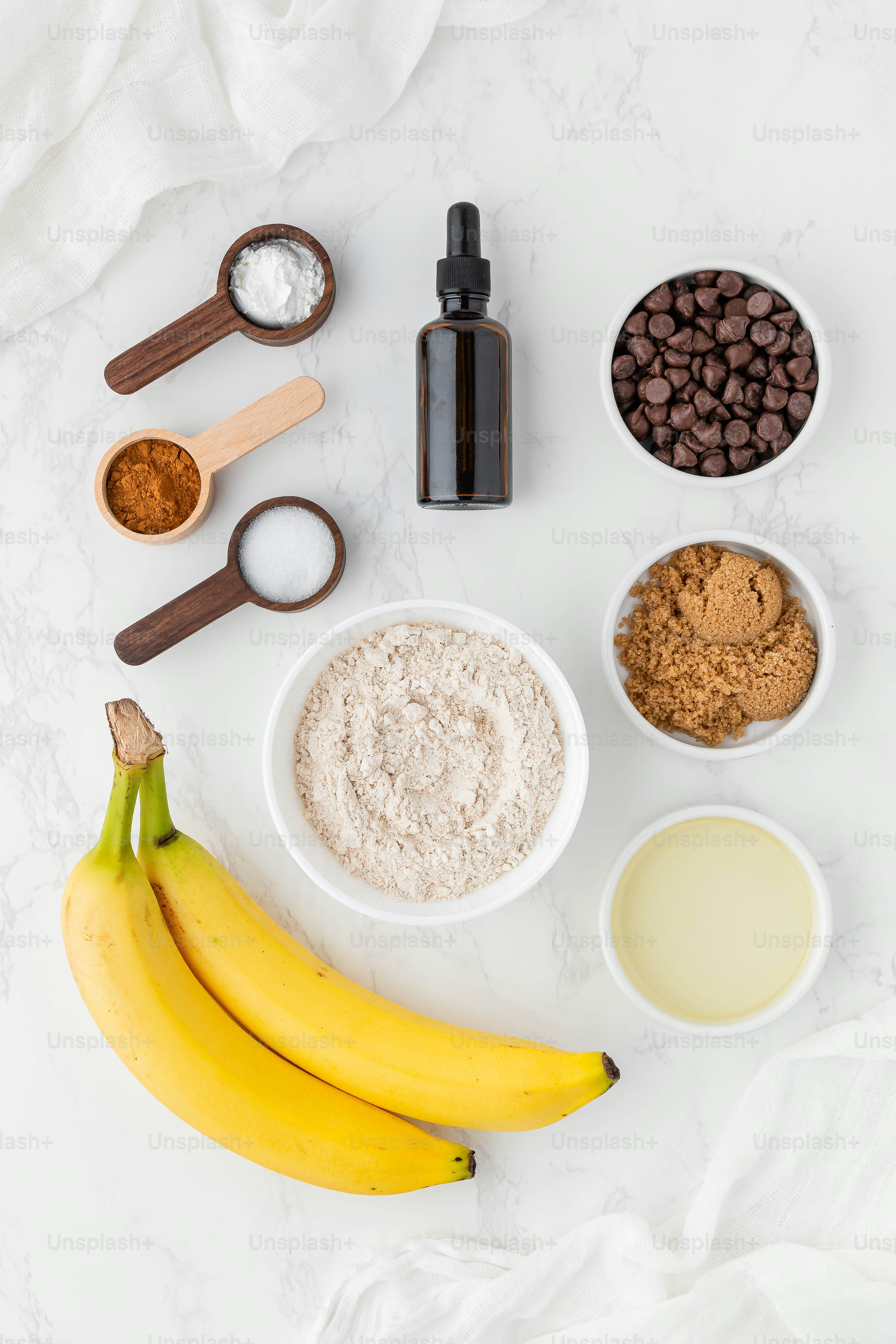 ein Tisch mit Essen und einer Banane