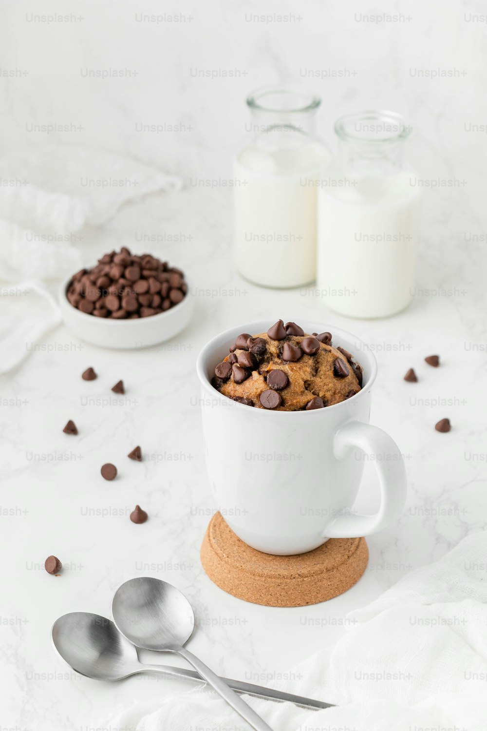 una taza de café y un tazón de cereal con leche y leche