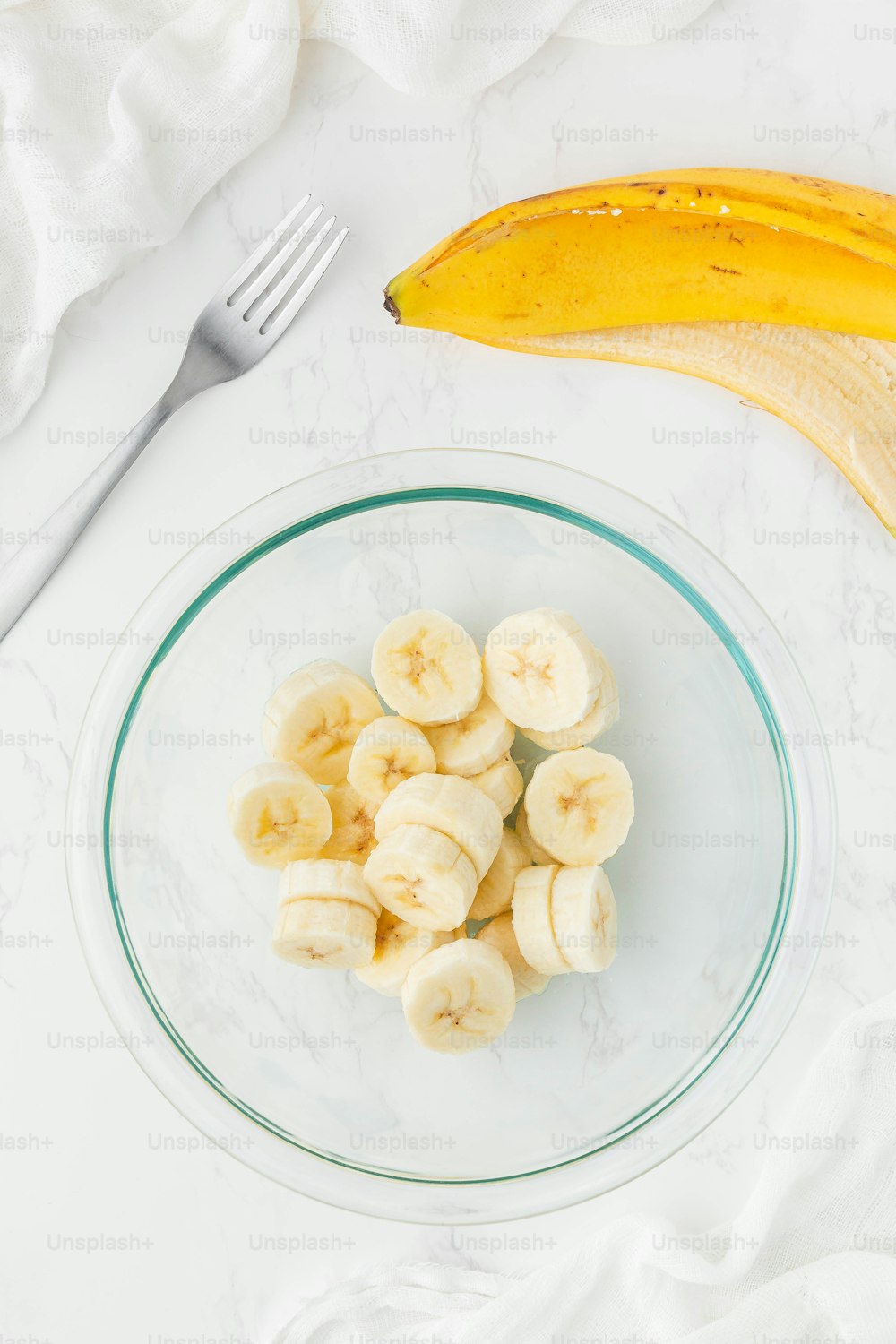 un plato de plátanos y un tenedor