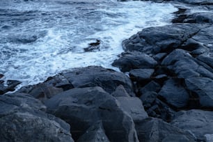 una costa rocosa con olas rompiendo