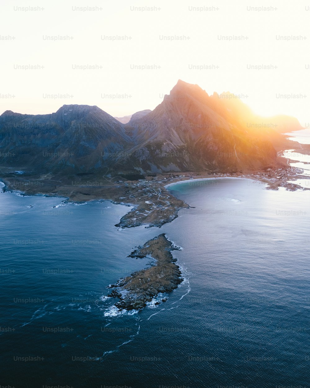 Un cuerpo de agua con islas y montañas al fondo