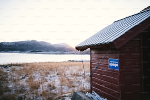uma cabana em um campo nevado