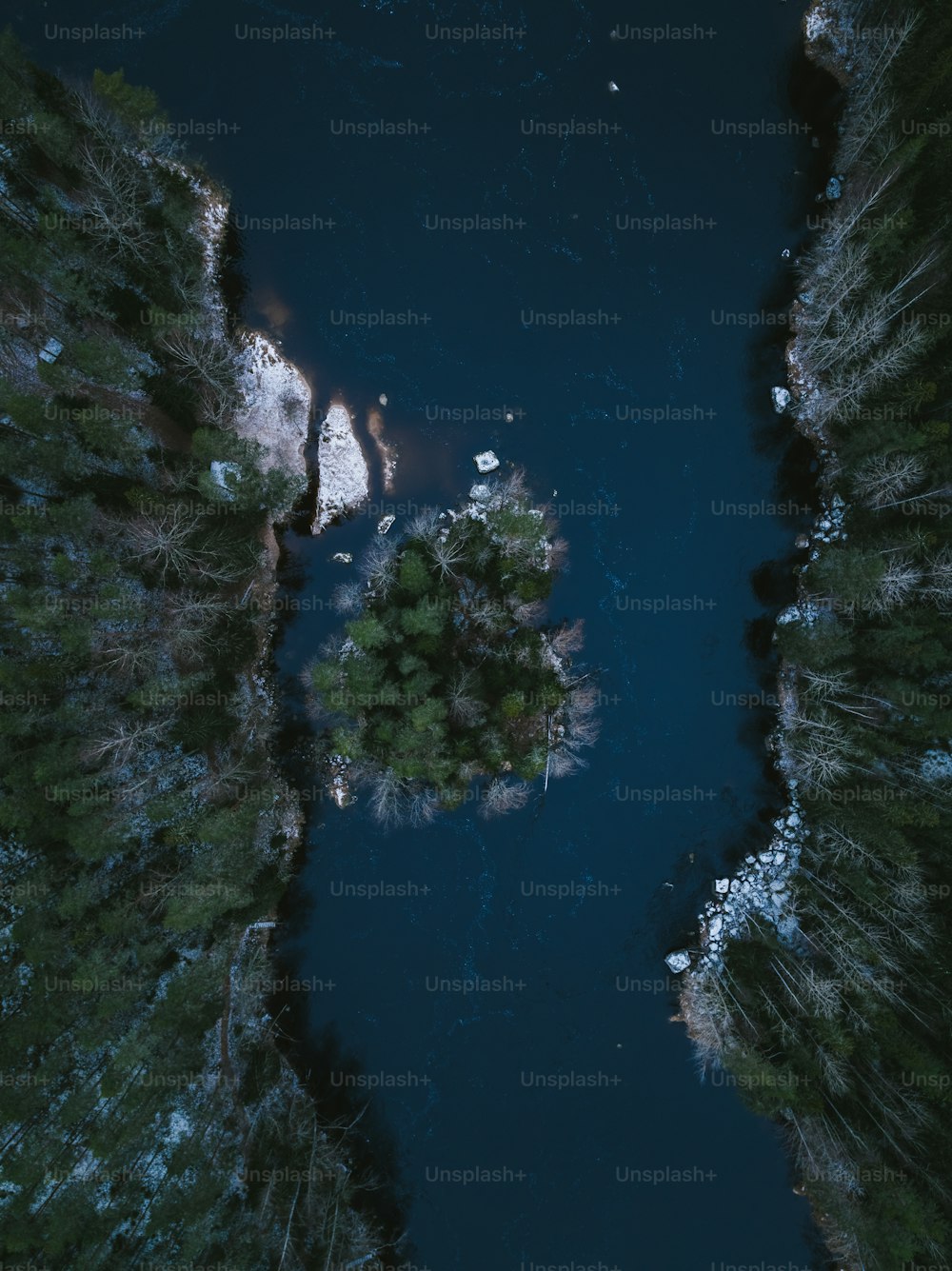 una veduta aerea di uno specchio d'acqua