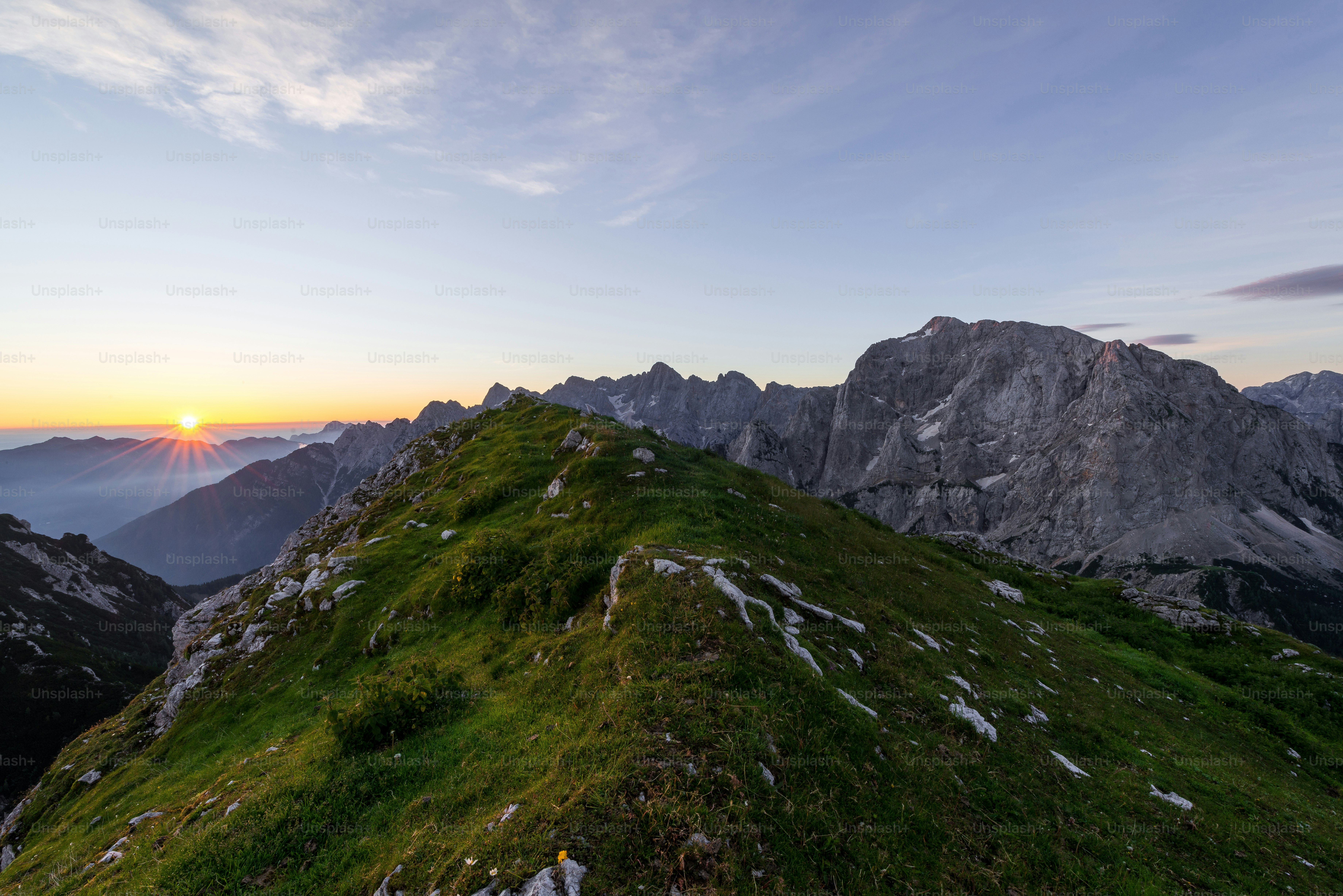 Ein Berg mit einem Gewässer im Hintergrund