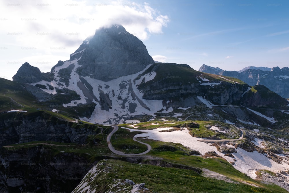 Una montaña con un camino sinuoso