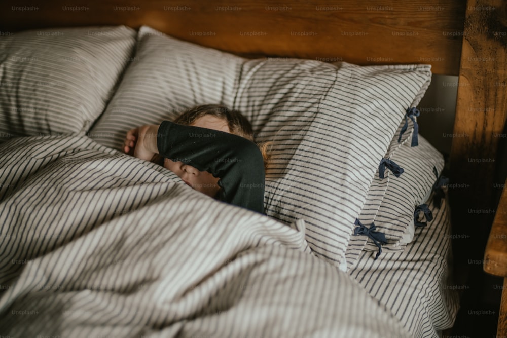 uma pessoa dormindo em uma cama
