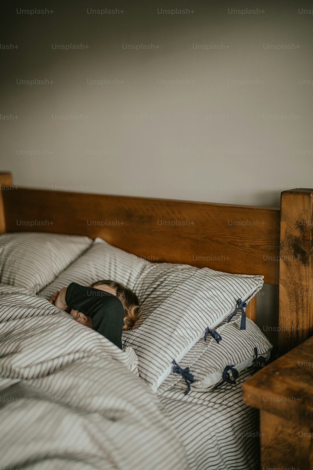 une personne dormant sur un lit