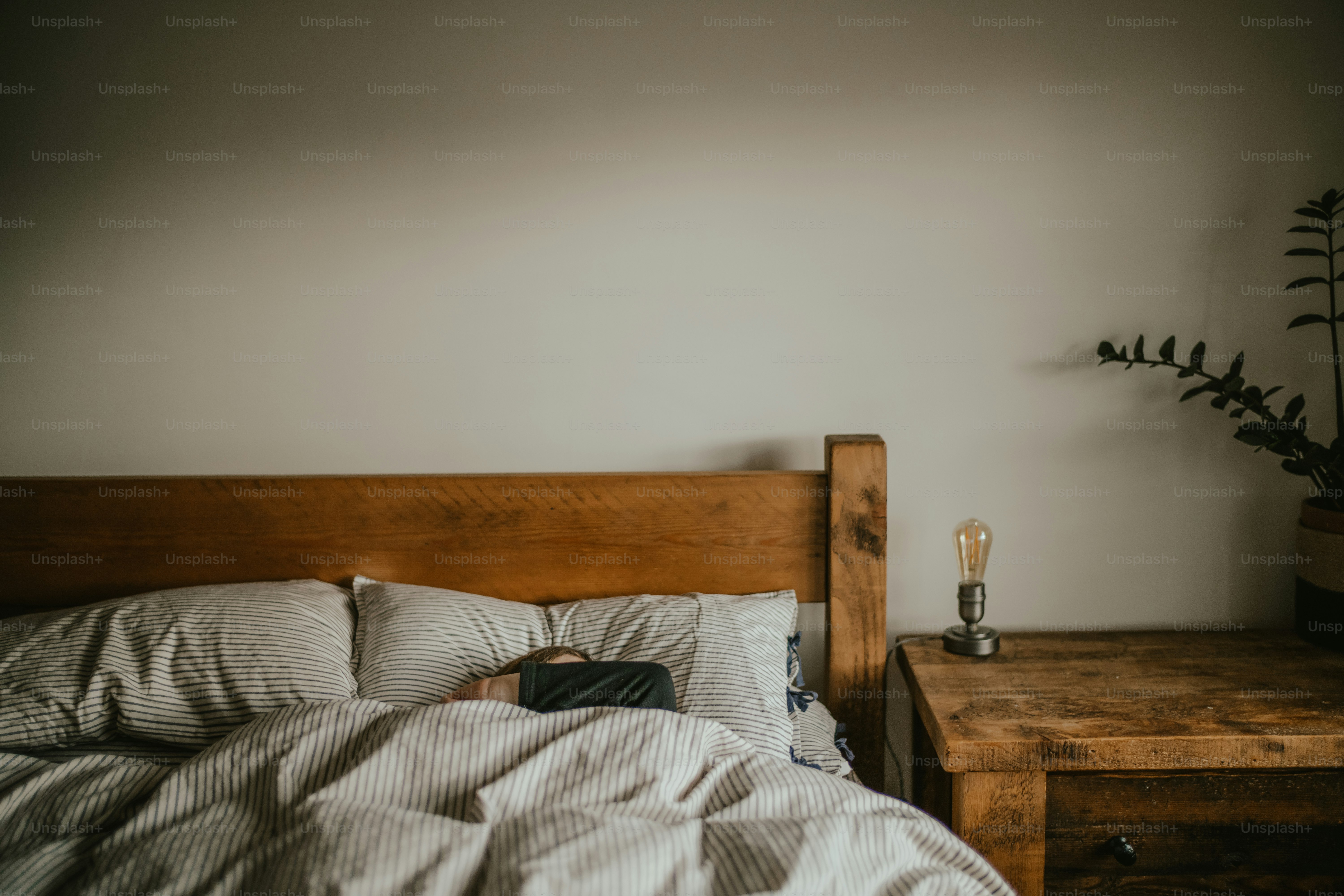 una cama con un ordenador portátil