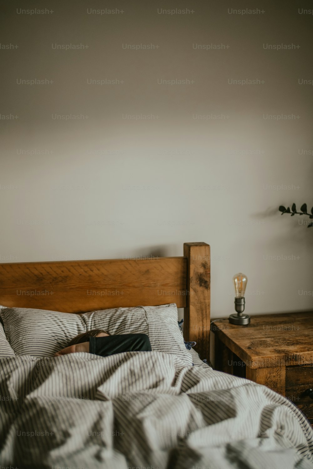 ein Bett mit einer Lampe darauf