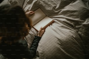 uma pessoa lendo um livro