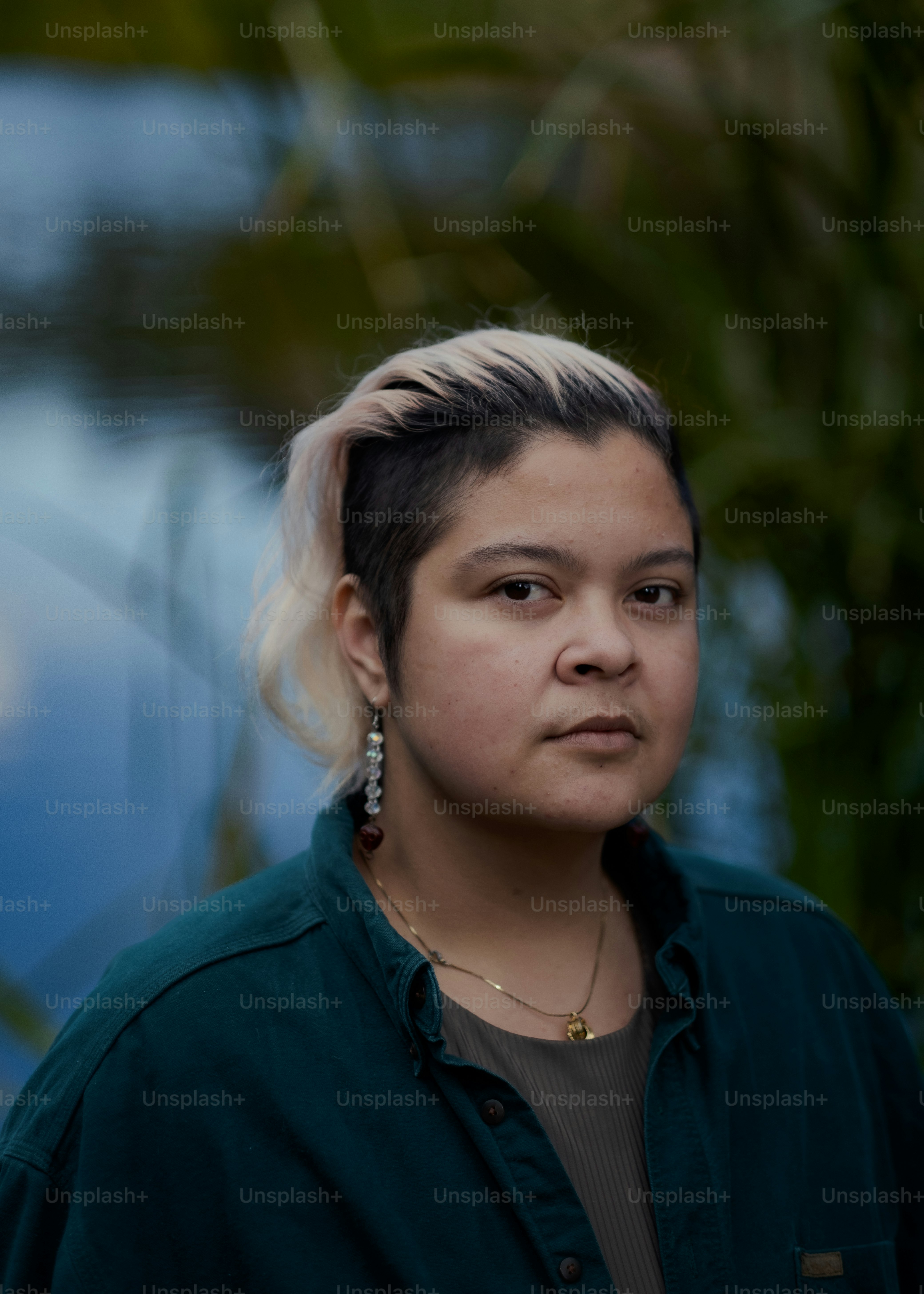 seorang wanita dengan rambut pendek
