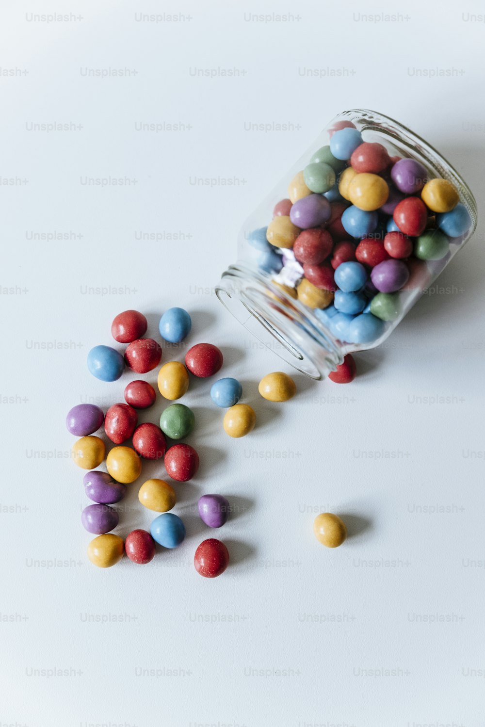 Un grupo de caramelos de colores